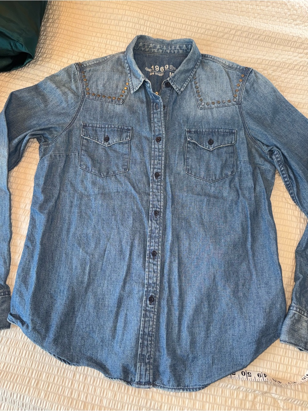 Gap Cotton Denim Button Up Shirt with Studded Yoke medium